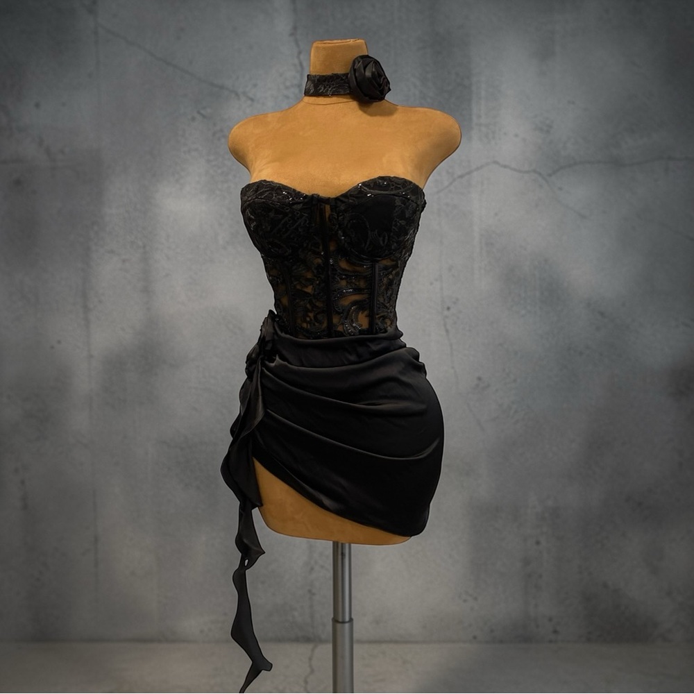 Elegant Black Lace Corset Dress - Picture 3 of 16